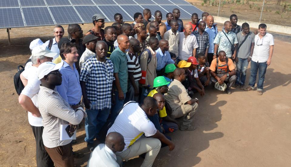 Image of Clean Energy Mini-Grid Policy Development Guide available in Portuguese