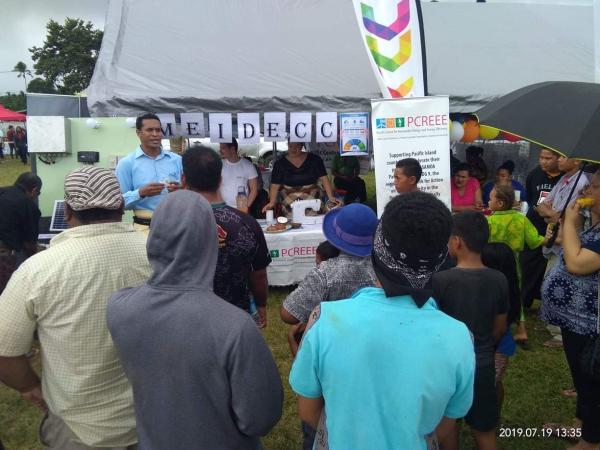 Image of PCREEE / DoE Demonstrations Drawing Crowds